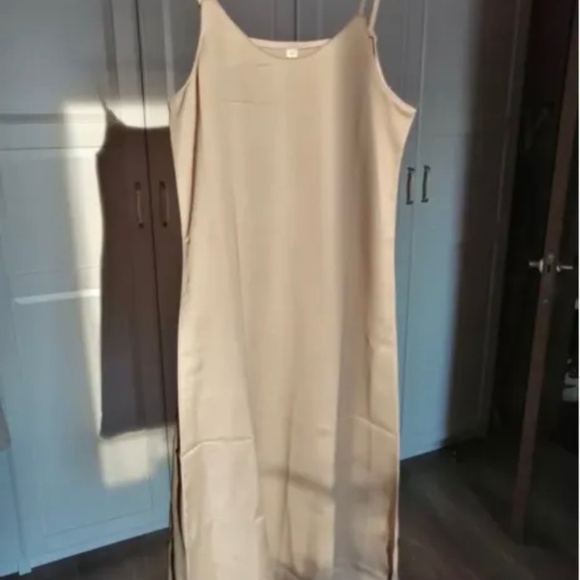 Spaghetti strap satin dress - Picture 2 of 7